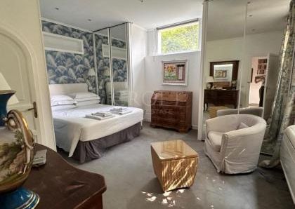 Villa-Parioli: Beautiful independent house with large private garden and terraces. Spacious living, formal dining, study-music room, sun room, 5 bedrooms, 4 bathrooms, parking. rif 163