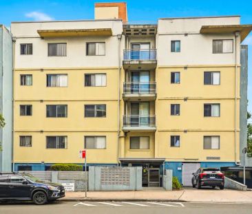 “Walk to Station! 2 bedroom unit!” - Photo 3