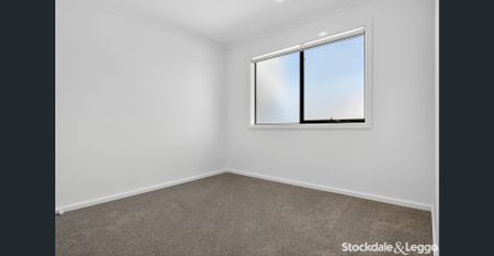 Corner 4 Bedroom Townhouse in Prime Grand View Location! - Photo 2