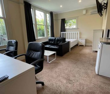 Spacious Fully Furnished Ensuite Room - Photo 5