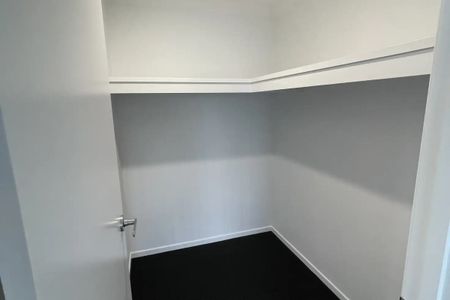 Modern 4 bedroom home in quiet location - Photo 4
