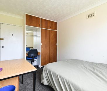 4 bedroom end of terrace house to rent - Photo 5