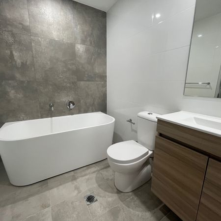 Modern three bedroom unit - 20% below market rent - Photo 3