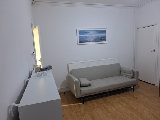 1 bedroom in a house share to rent - Photo 1