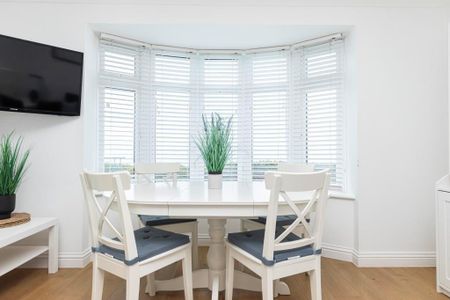 3 bedroom flat to rent - Photo 2