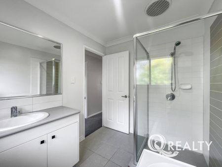 🏡 Low Maintenance Contemporary Home In Great Location - Photo 2