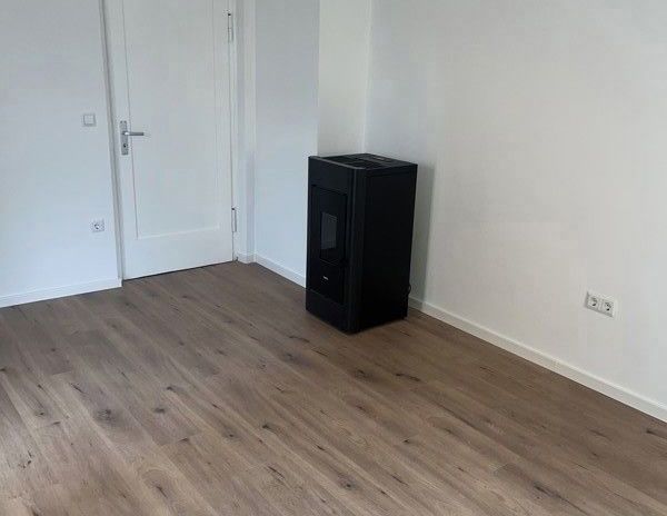 Renovierte 2,5 Zimmer Wohnung mit Balkon und Pelletofen! - Foto 1