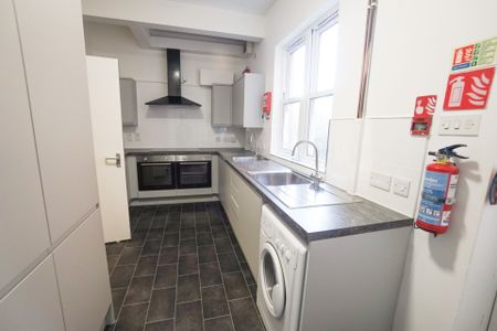 7 Bedroom House To Rent in Charminster - £3,080 pcm Tenancy Info - Photo 3