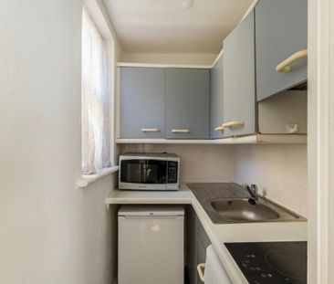 Beaumont Crescent - Photo 3