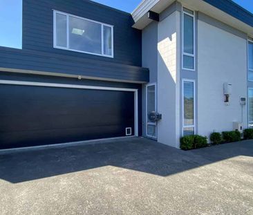 Executive 5 Bedroom, 3 Bathroom in Torbay - Photo 2