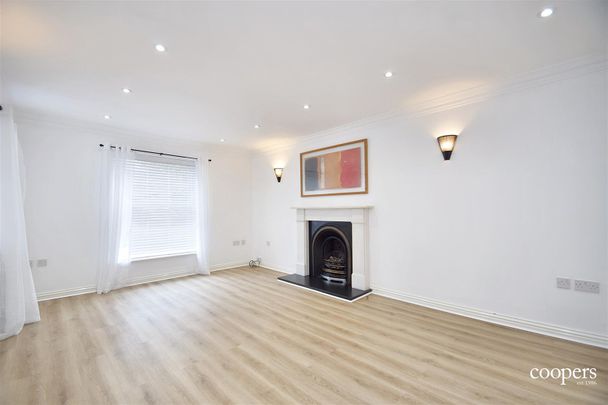 Stirling Avenue, Pinner, HA5 - Photo 1