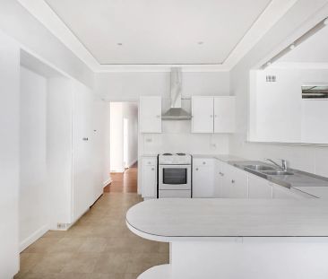 Bright and Spacious Family Home with Pool in Prime Pymble Cul-de-Sac - Photo 1