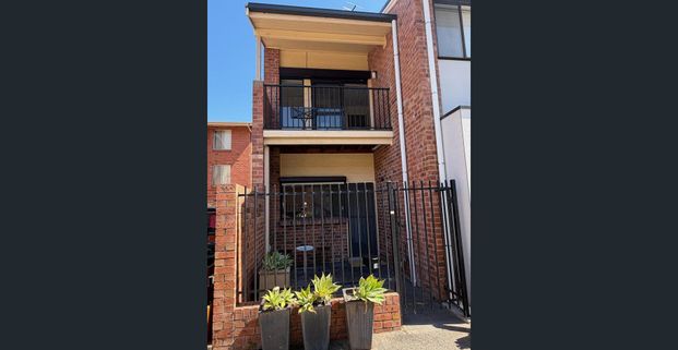 FABULOUS FULLY FURNISHED APARTMENT IN PRIME NORTH ADELAIDE LOCATION - Photo 1