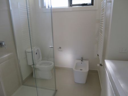 35 Swanson Crescent, Chadstone VIC 3148 - Townhouse For Rent | Domain - Photo 3