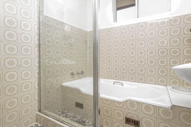 Three bedroom recently updated apartment - Photo 1