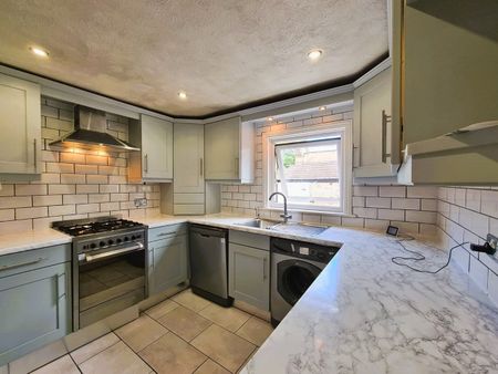 2 Bed Flat, Fairlop Road, E11 - Photo 3