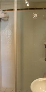 Fully-furnished beachside apartment - walk to The Strand and local cafes - Photo 3