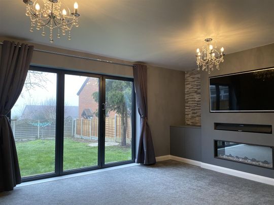 4 Bedroom Semi-Detached House - Photo 1