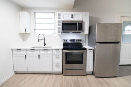 **SPACIOUS** 1 Bedroom Main Unit in St. Catharines!! - Photo 2