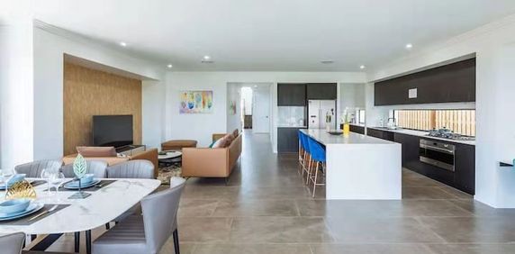 Waterfront 5 Bedroom Full Furnished House with a Pool and View - Photo 2