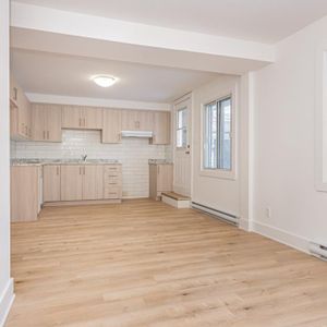 BEAU 4 1/2 AVEC ELECTROS, COUR ARRIÈRE ET STATIONNEMENT - Photo 2