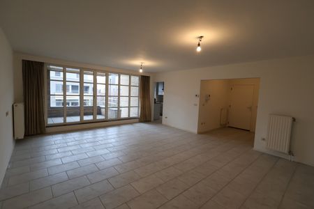 Een gerenoveerd appartement op de 2de verdieping van 102m² met 2 slaapkamers en terras. - Foto 2