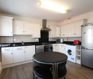 4 bedroom flat to rent - Photo 4