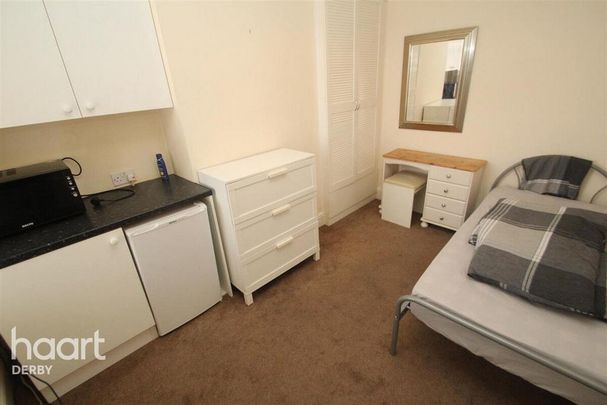 1 bedroom in a house share to rent - Photo 1