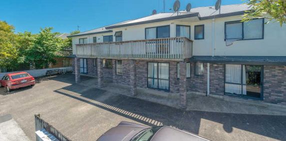 The rental for this furnished studio unit covers power expenses and offers the convenience of an ensuite bathroom and a compact kitchenette. - Photo 2