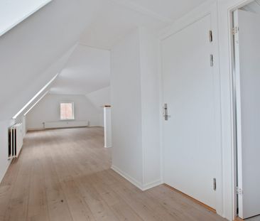 Lejlighed med åbent køkken i forbindelse med stuen - Photo 5