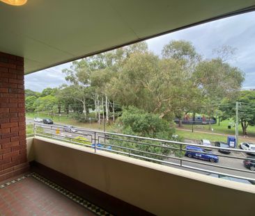 Spacious Top Floor 2 Bedroom Apartment - Photo 6