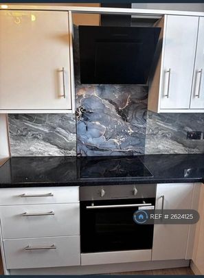 4 bedroom flat to rent - Photo 1