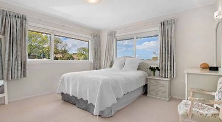 Quiet, Sun-Drenched Upstairs Retreat in Remuera - Photo 4