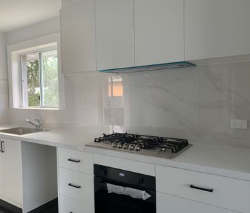 Fully Renovation with 3 Bathrooms in Springvale - Photo 3