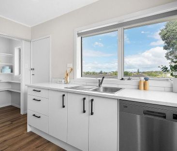 Newly Renovated, Sunny and Warm Home in Takapuna - Photo 4