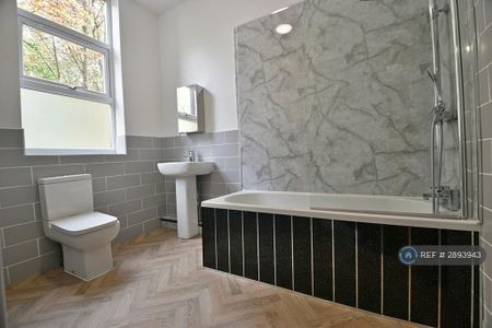 3 bedroom flat to rent - Photo 5