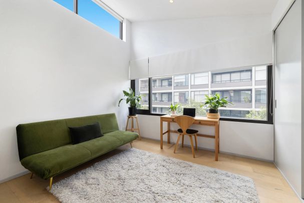 Split-level contemporary extravagance - Photo 1