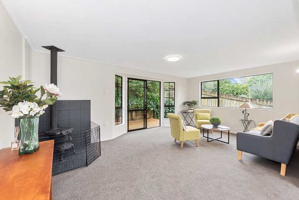 Perfectly positioned in the popular suburb of Forest Lake, this tidy three-bedroom, two-bathroom home offers excellent convenience and comfortable living. - Photo 1