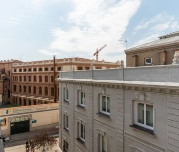 Room in a shared 8-bedroom apartment for rent in Palacio, perfect f... - Photo 3