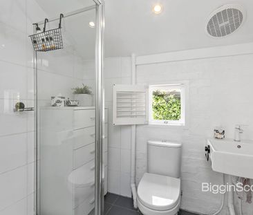 FURNISHED WAREHOUSE CONVERSION IN WINDSOR! - Photo 5