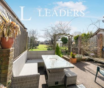 3 bedroom house to rent Honeycrock Lane, RH1 - Photo 5