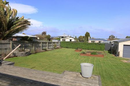 Country Living Made Easy – Sunny Home with Great Outdoor Space - Photo 5