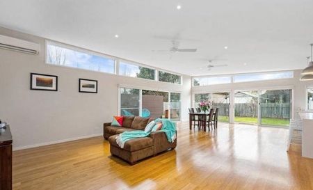 Spacious 4-Bedroom Family Home with Modern Features and Expansive Gardens in Yarraville - Photo 3