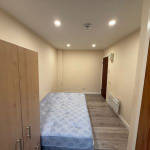 Studio Flat, Bedser Drive, UB6 - Photo 2