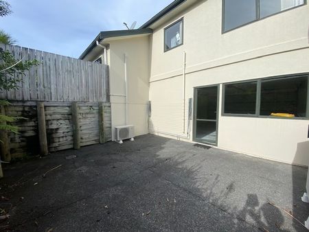 SPACIOUS THREE LEVEL HOME- FOUR BEDROOMS-OREWA! - Photo 4