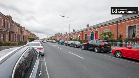 Modern room in 9-bedroom house in Stoneybatter, Dublin - Photo 5