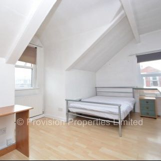 4 Bedroom Houses Hyde Park Leeds - Photo 1