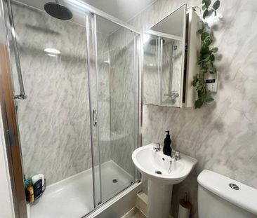 2 bedroom Flat To Let - Photo 3