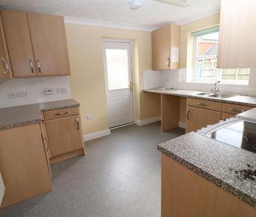 4 bedroom semi-detached house to rent - Photo 6