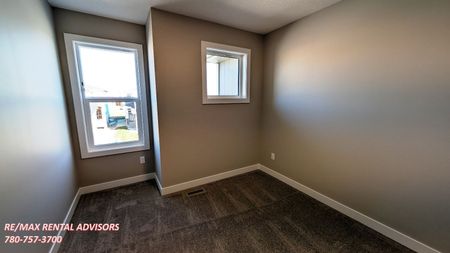 BRAND NEW 3 BED, 2.5 BATH 2 STOREY TOWNHOUSE W/A DOUBLE DETACHED GARAGE IN THE COMMUNITY OF SOUTH SHORE CHESTERMERE - Photo 3